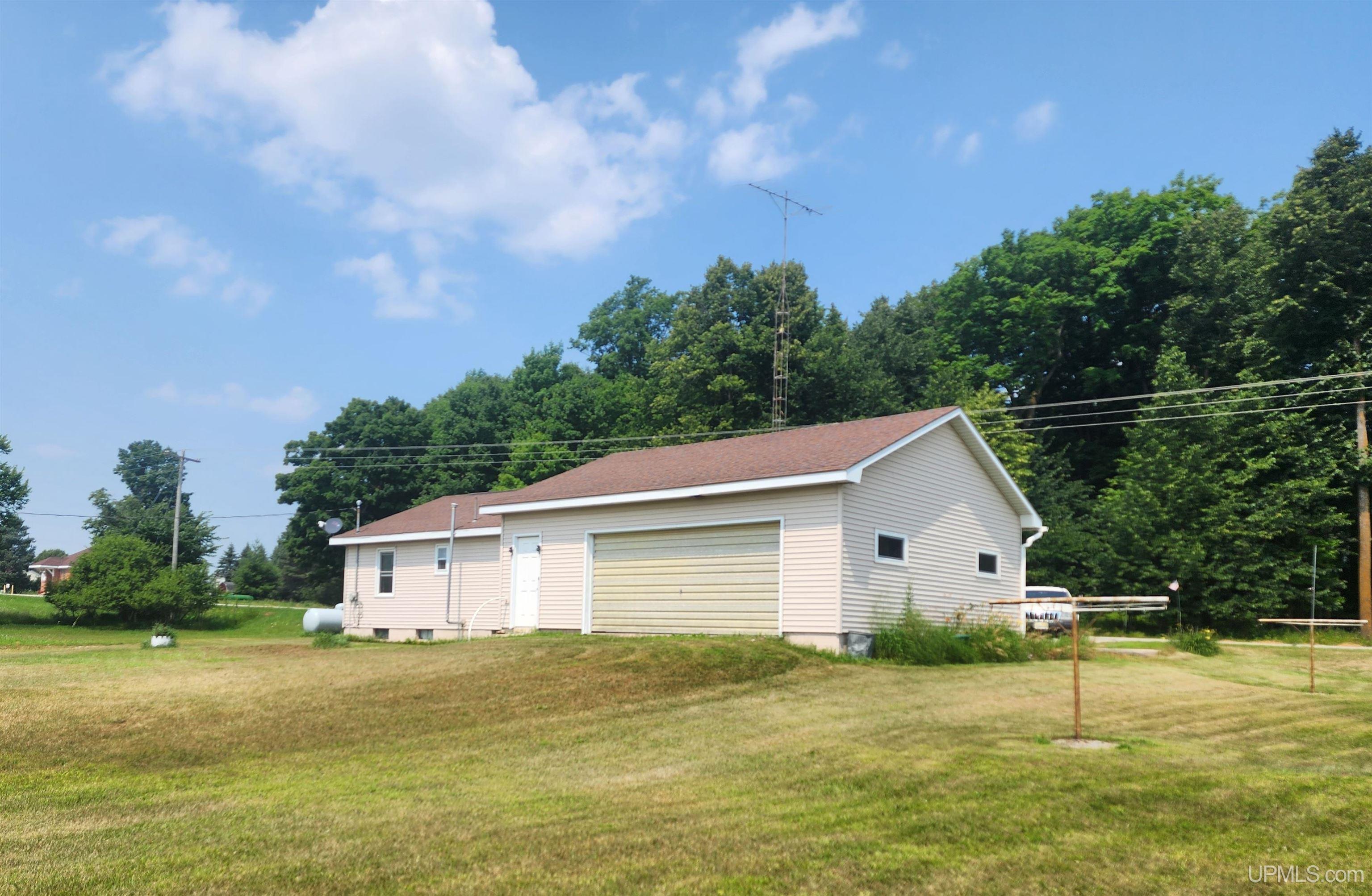 4135 18th Road Escanaba, MI 49829 - Photo 1 of 23