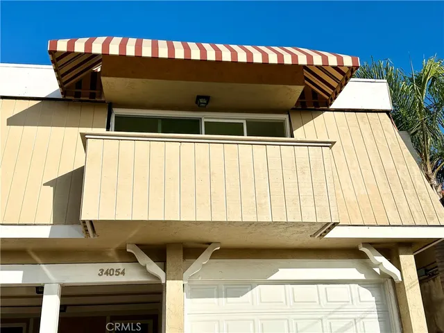 a view of entryway with a front door