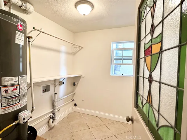 a view of entryway with a window