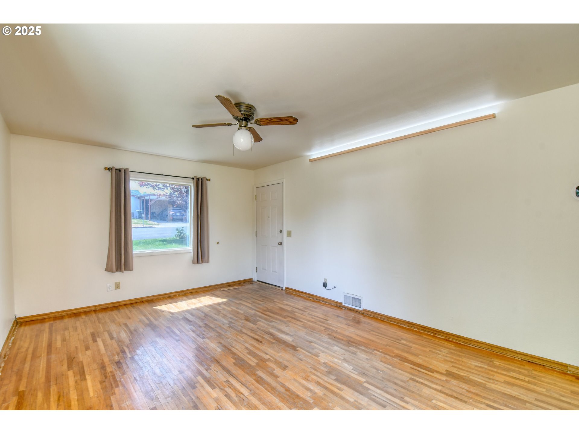 3103 Southwest Kirk Avenue Pendleton, OR 97801 - Photo 4 of 34 wooden floor in an empty room