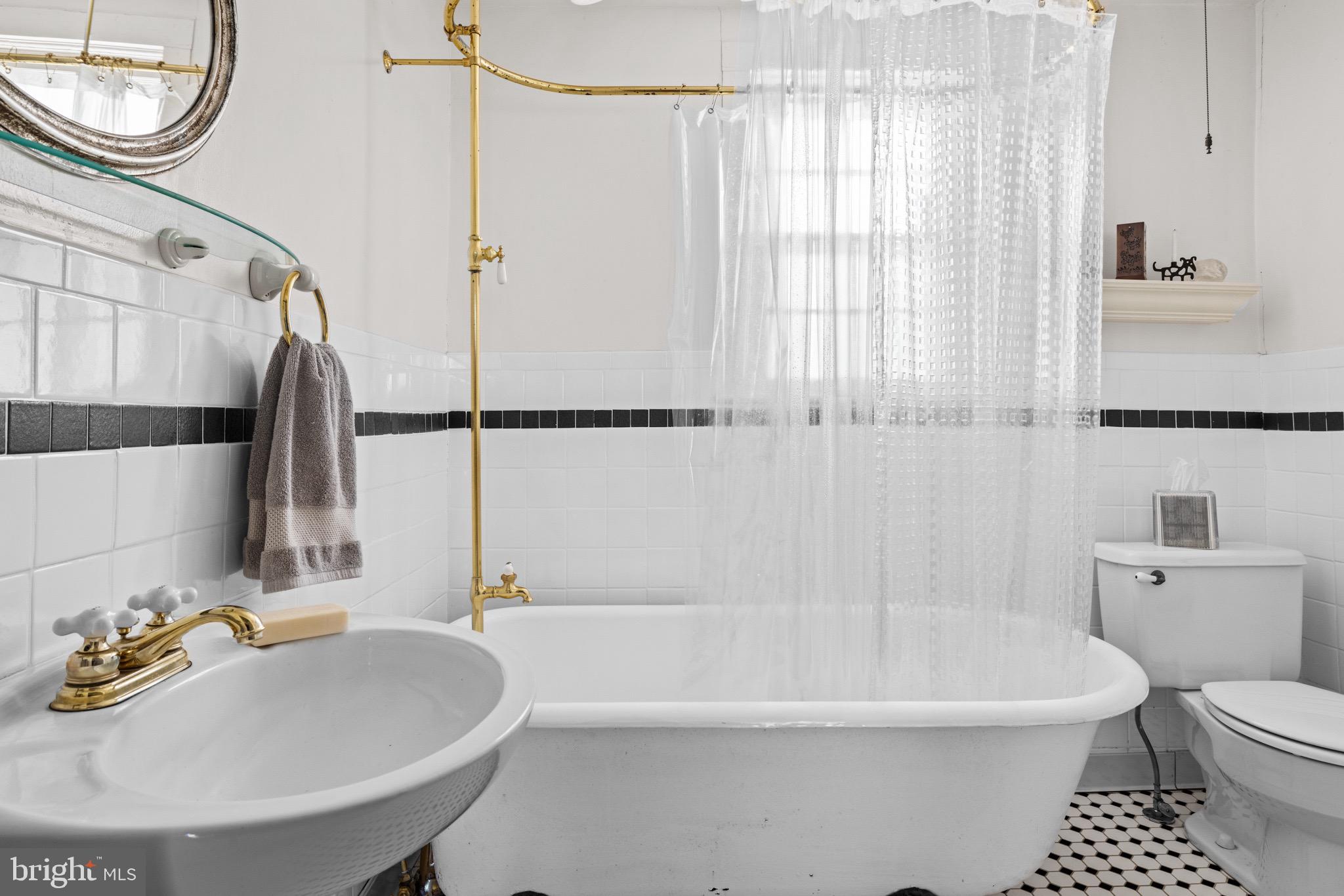 3829 Leeds Manor Road Markham, VA 22643 - Photo 15 of 28 Main Floor- bath