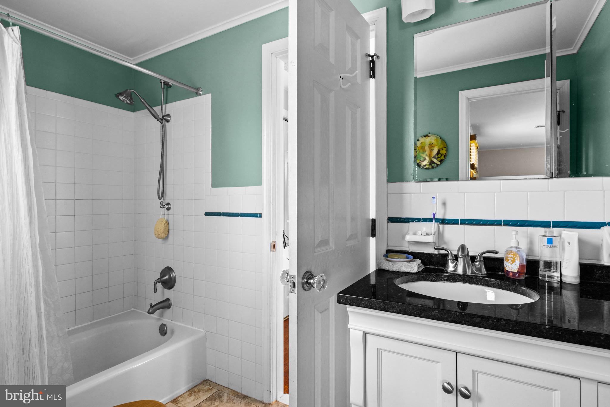 3829 Leeds Manor Road Markham, VA 22643 - Photo 20 of 28 Shared bath w/ Main and Second Bedroom