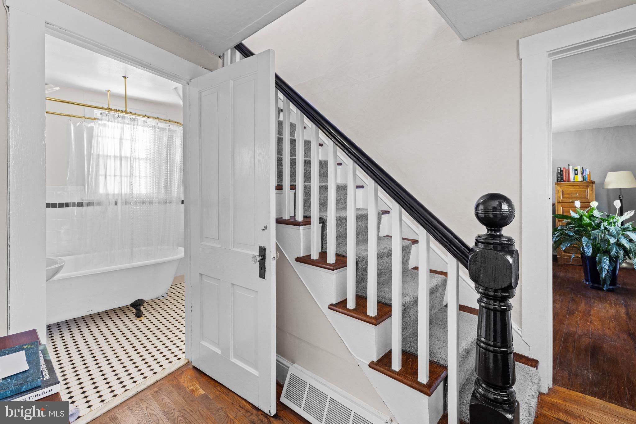 3829 Leeds Manor Road Markham, VA 22643 - Photo 6 of 28 Front entry- Main floor bath