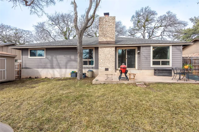 a view of a house with backyard