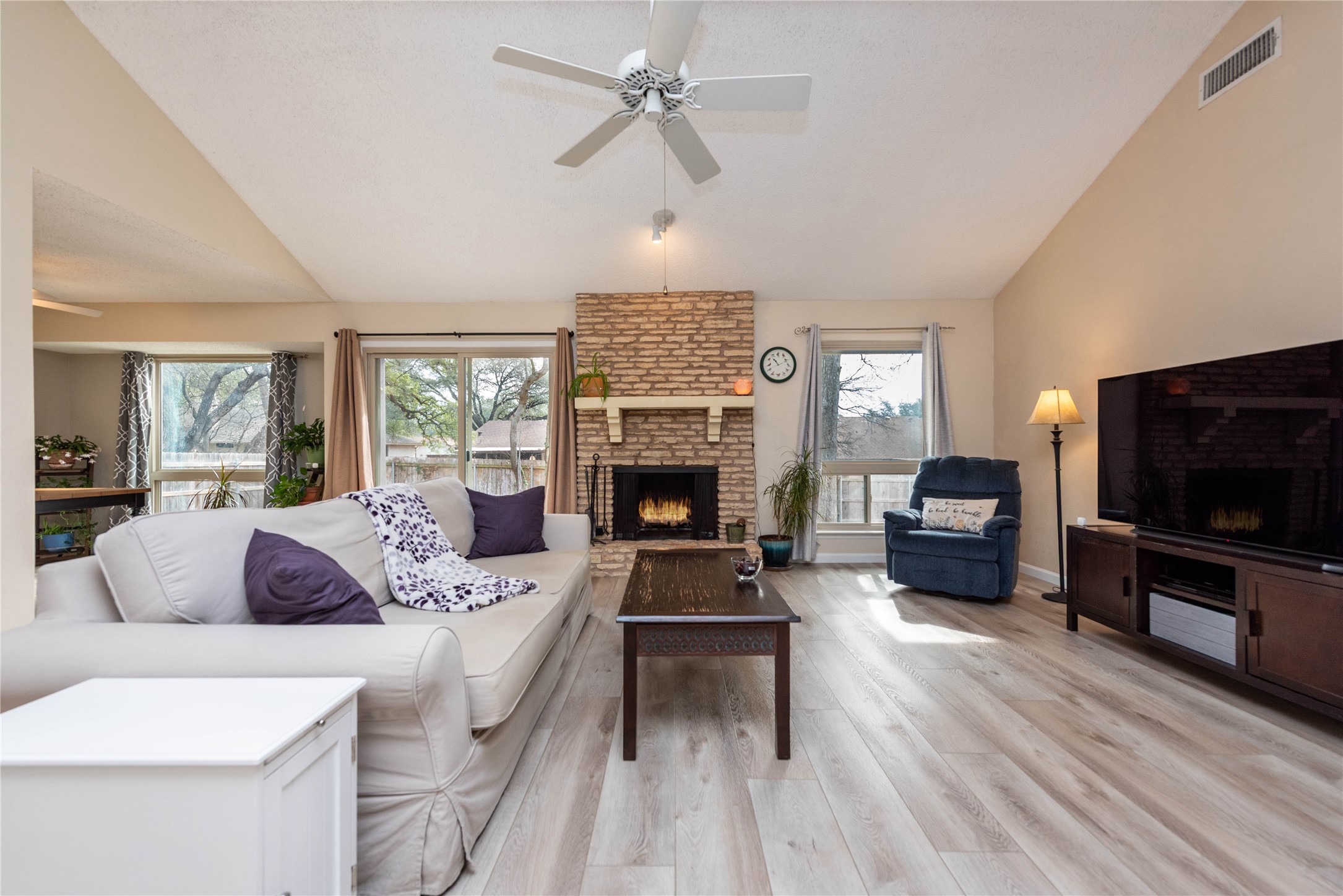 11719 Running Fox Trail Austin, TX 78759 - Photo 3 of 23 Living Room