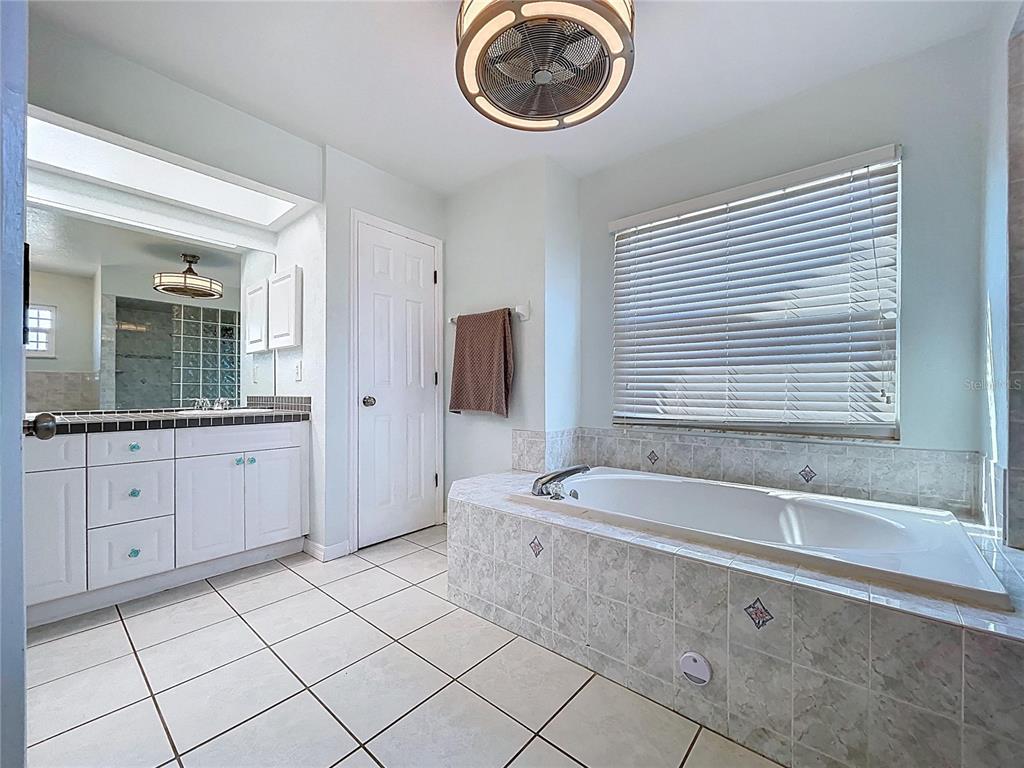 10655 Lakeview Drive New Port Richey, FL 34654 - Photo 42 of 83 a spacious bathroom with a bathtub and a sink