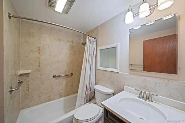 $775,000 | 7 Woodpecker Lane, Levittown, NY 11756