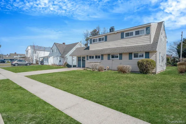 $775,000 | 7 Woodpecker Lane, Levittown, NY 11756
