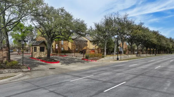 $158,900 | 1900 Cloisters Drive, Unit 322, Arlington, TX 76011