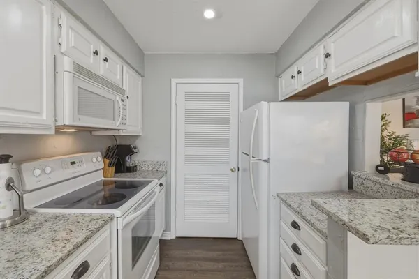 $158,900 | 1900 Cloisters Drive, Unit 322, Arlington, TX 76011