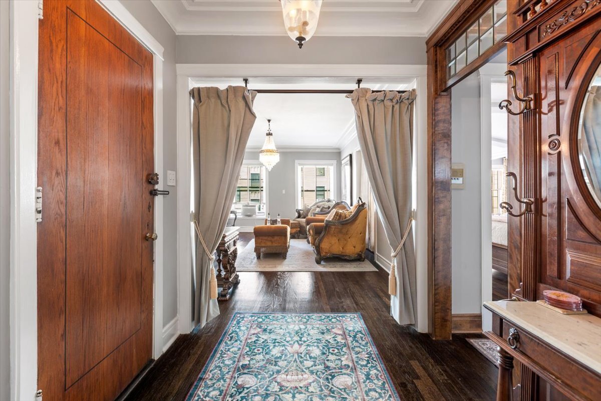 609 West Addison Street, Unit 2 Chicago, IL 60657 - Photo 3 of 30 Gallery Image 3