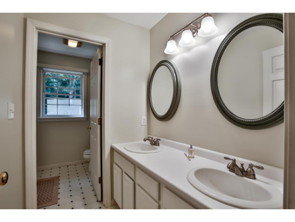 7 Edgewood Amherst, NH 03031 - Photo 23 of 36