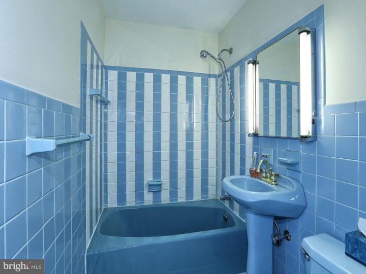 41 Robin Road Moorestown, NJ 08057 - Photo 17 of 23 a bathroom with a sink a toilet and bathtub