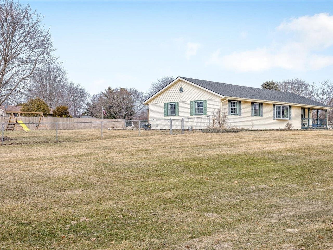11818 Balsa Lane Roscoe, IL 61073 - Photo 3 of 44 a front view of a house with a yard