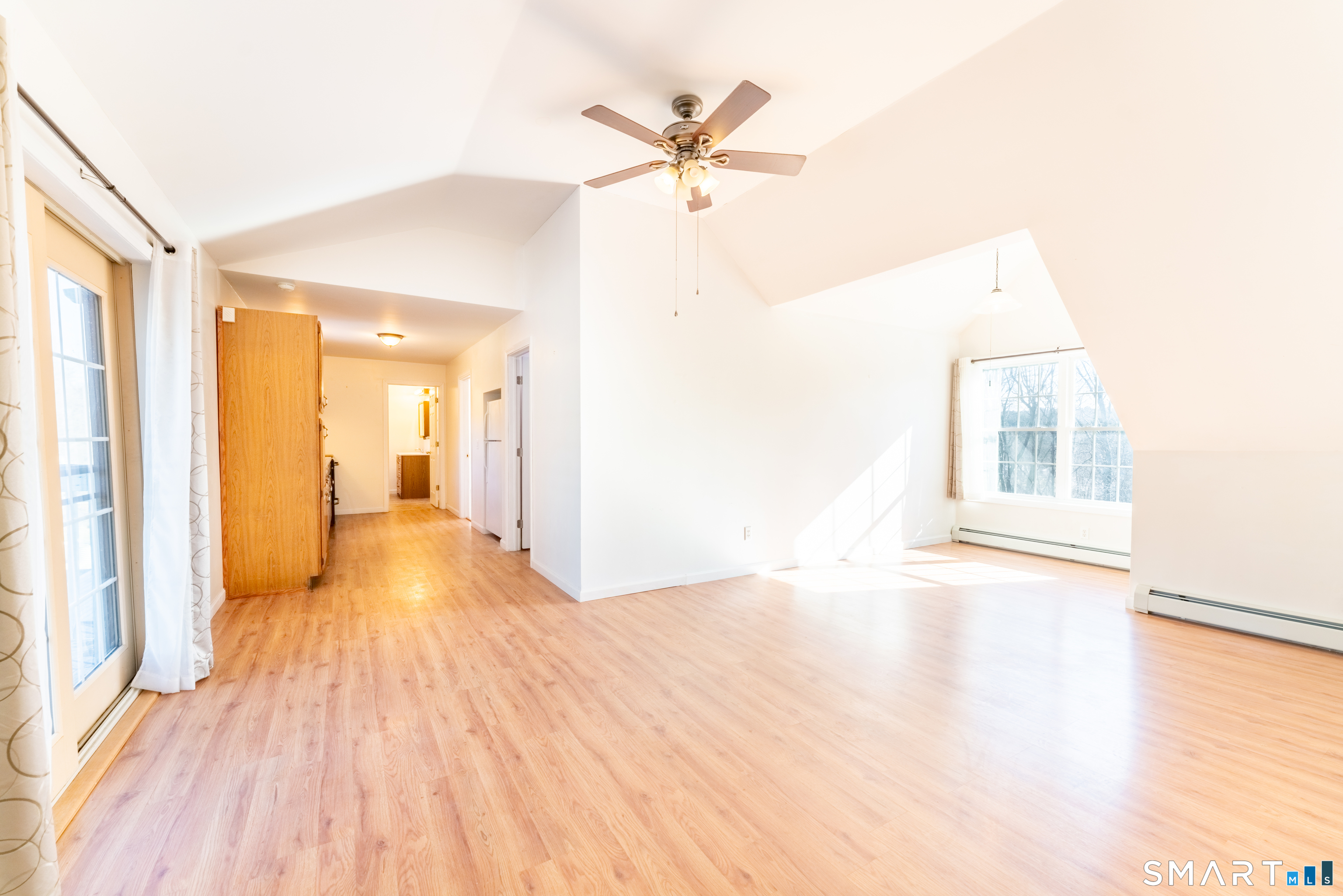 140 North Frontage Road Killingly, CT 06239 - Photo 32 of 40 Apartment living room