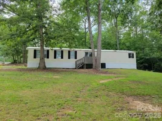 a view of a house with backyard and garden
