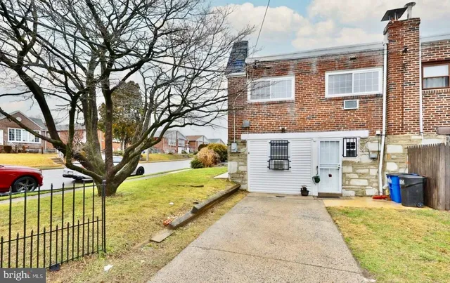 a view of a house with a backyard