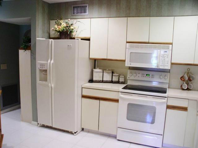5530 Coach House Circle, Unit B Boca Raton, FL 33486 - Photo 4 of 7 KITCHEN