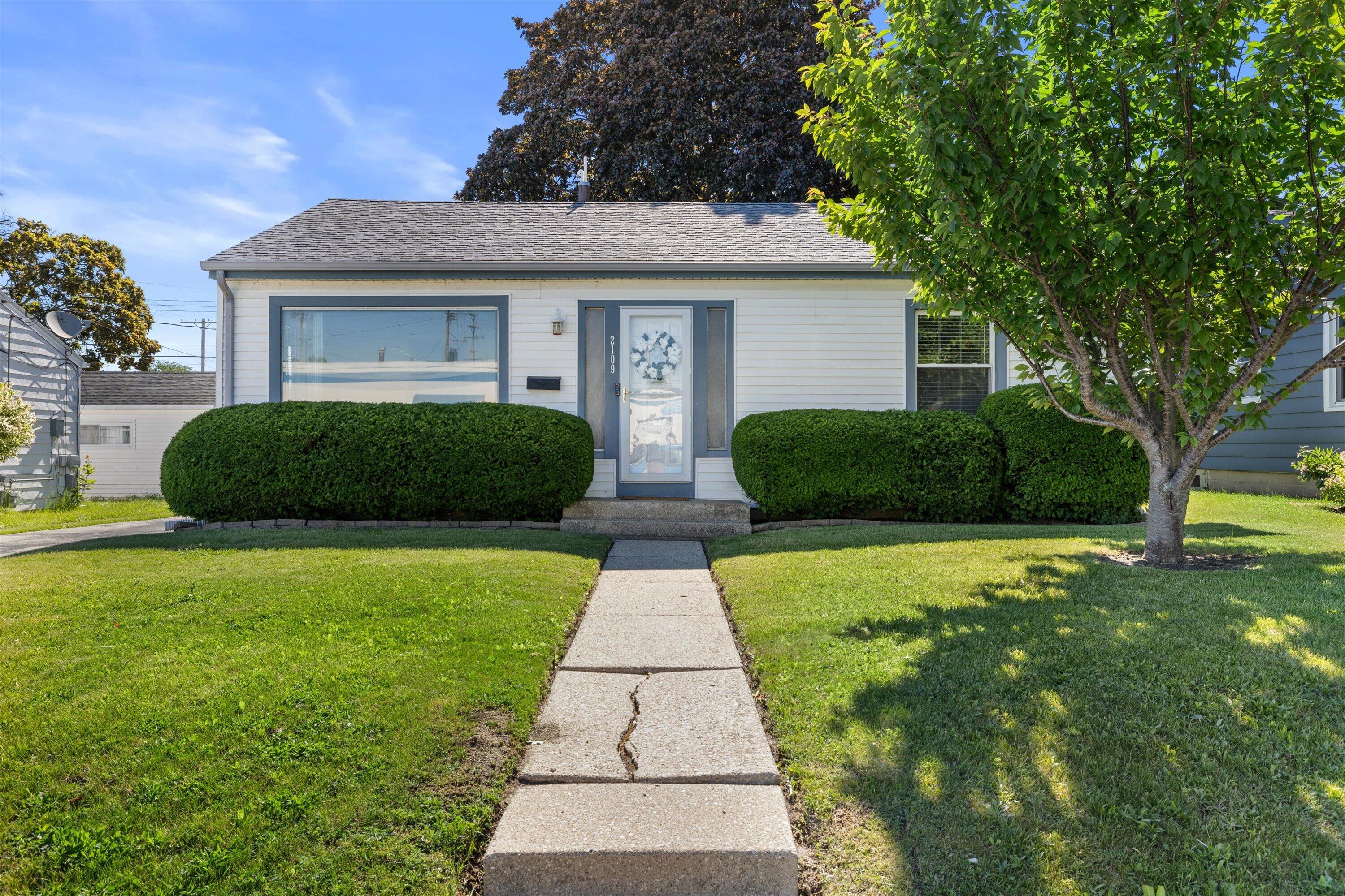 2109 Monroe Avenue Racine, WI 53405 - Photo 2 of 30 Welcome home to this inviting ranch