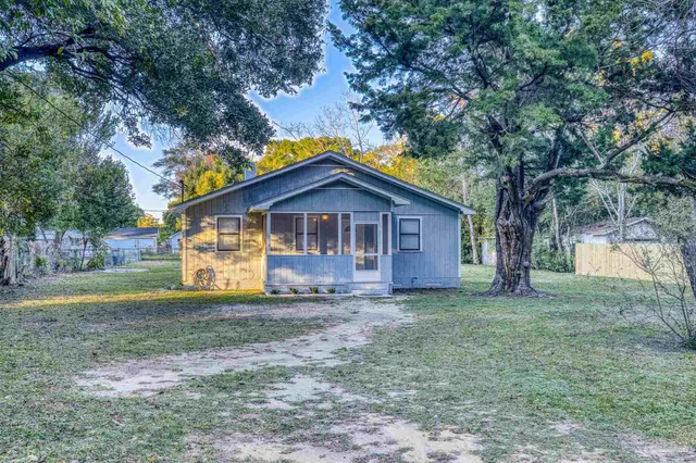 a view of front of a house with a yard