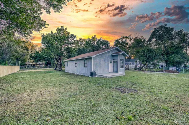 a view of a yard with a house