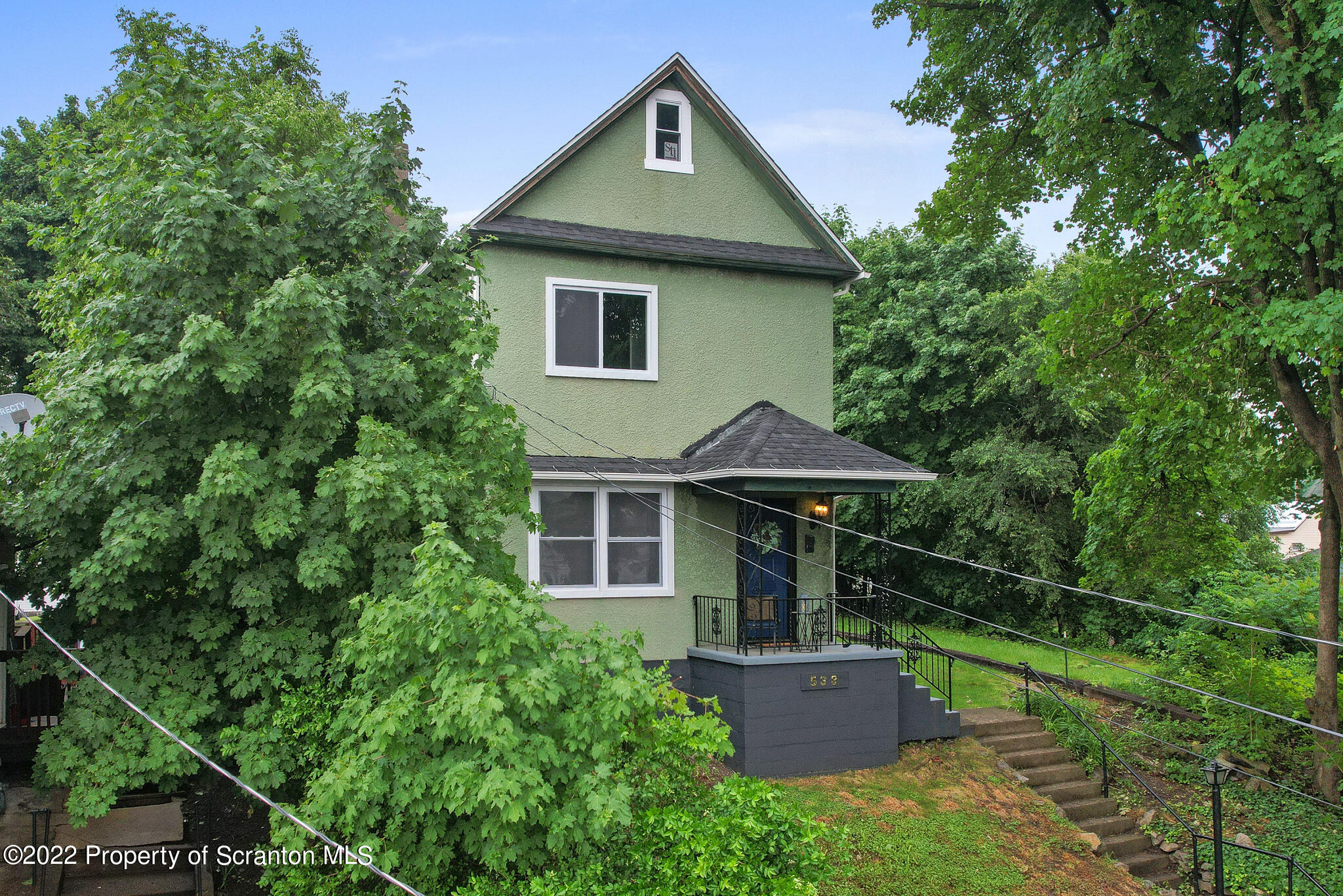 533 Cherry Street Scranton, PA 18505 - Photo 29 of 33 a front view of a house with garden