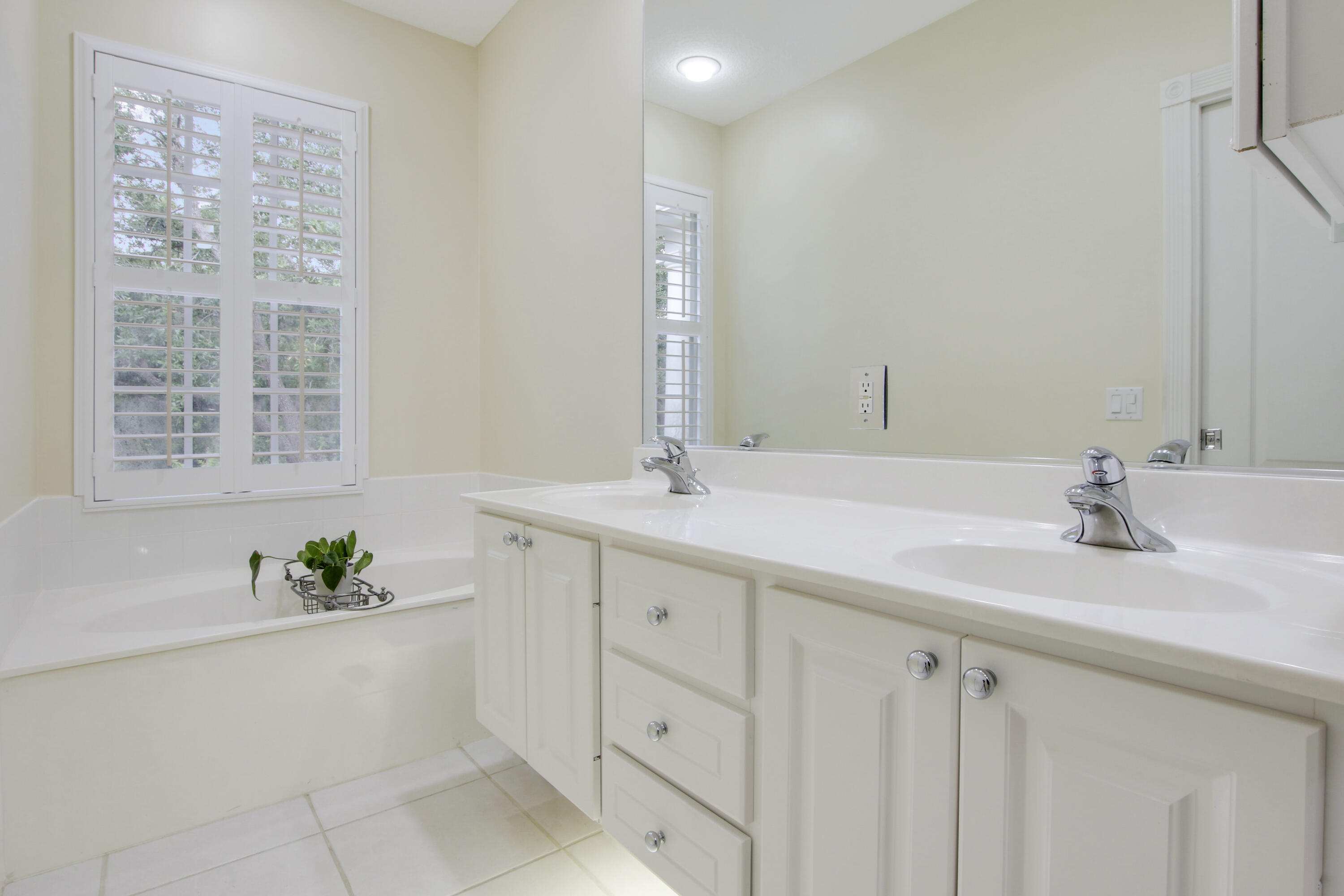 153 Andover Drive Jupiter, FL 33458 - Photo 17 of 25 a bathroom with a sink and a bathtub