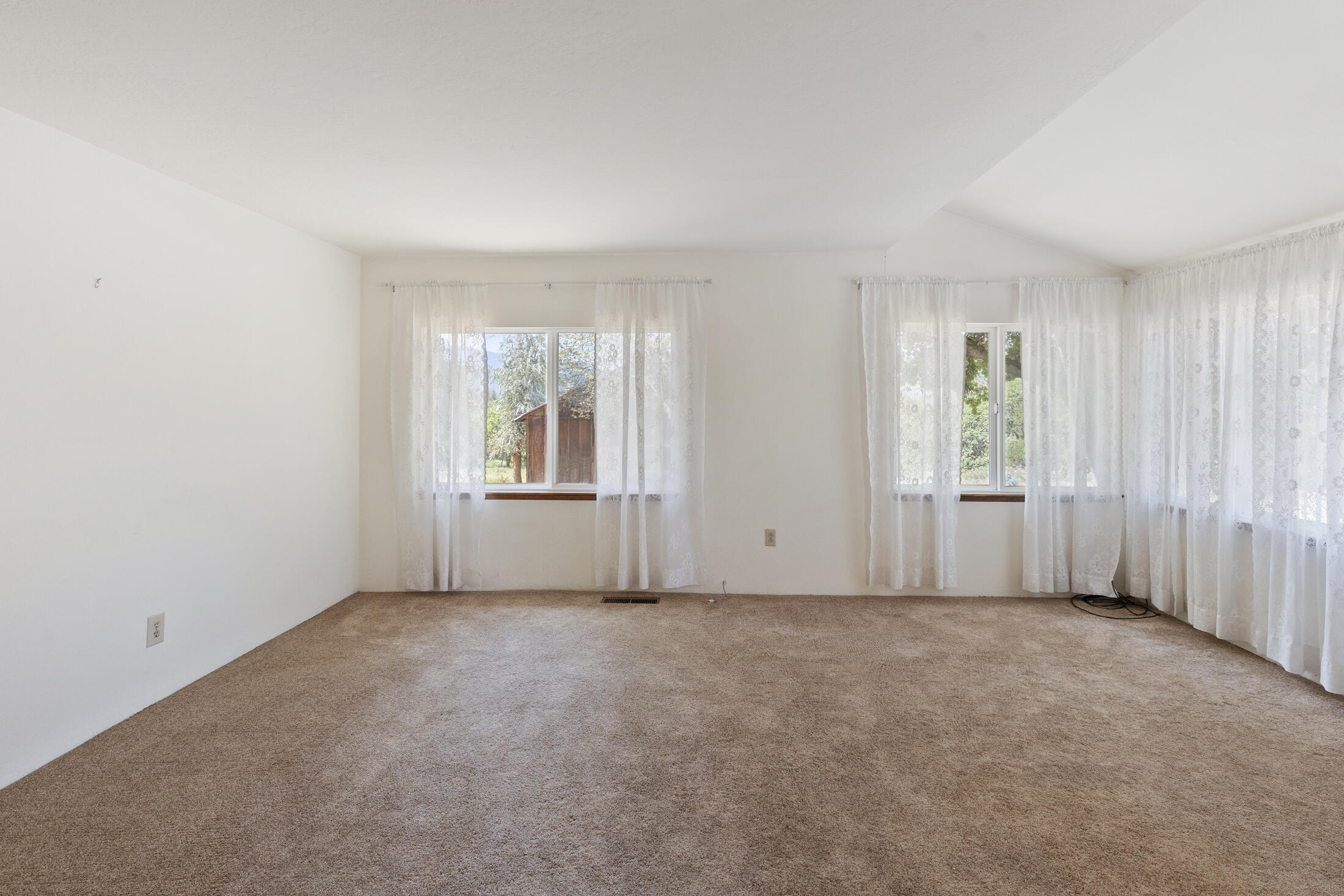 240 Haven Road Jacksonville, OR 97530 - Photo 9 of 54 Living Room