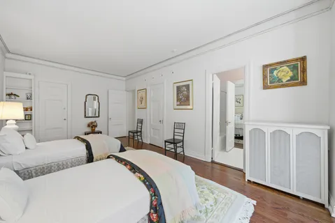 a bed room with two twin beds in it