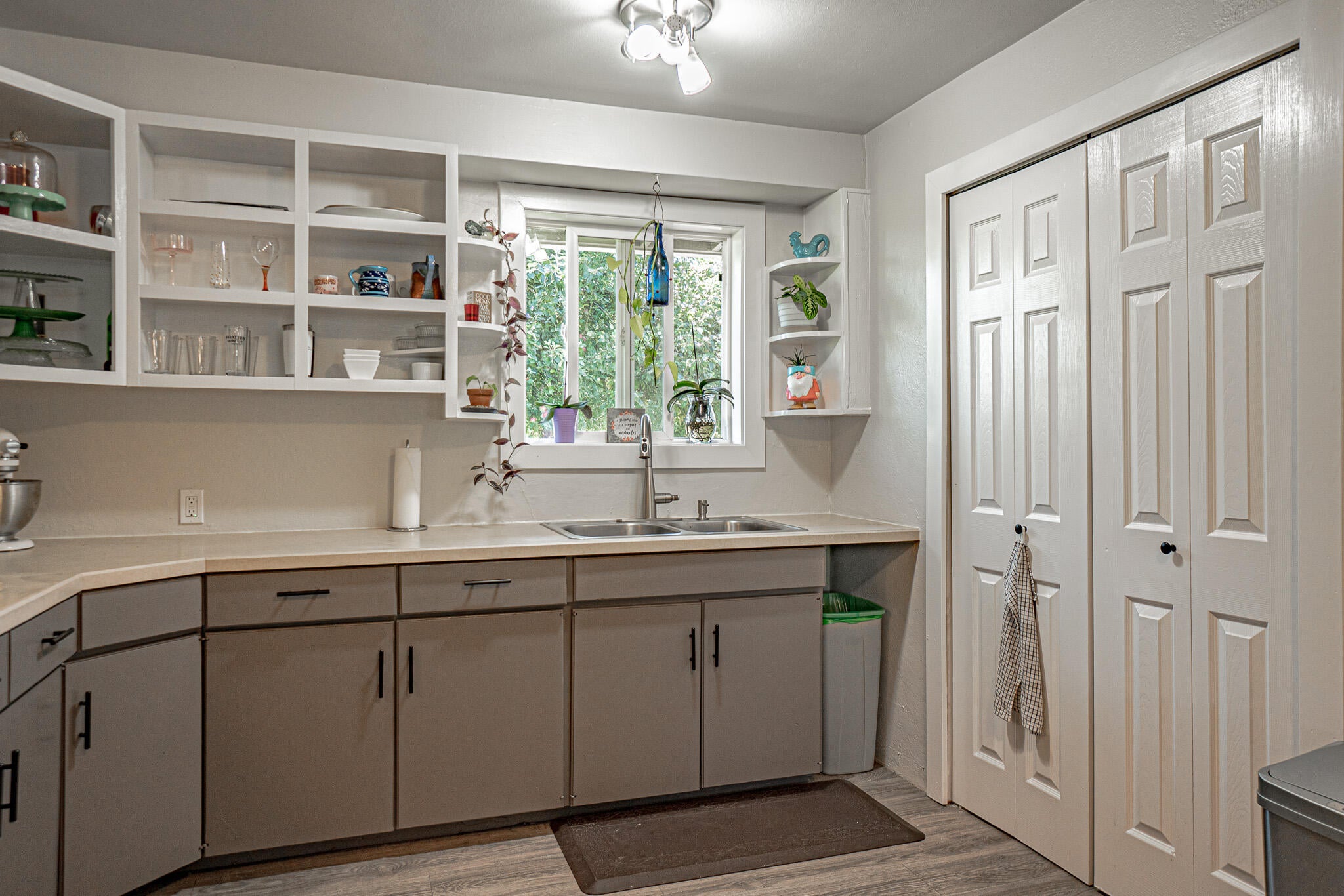 912 South Stage Road, Unit B Medford, OR 97501 - Photo 7 of 15 7 Kitchen