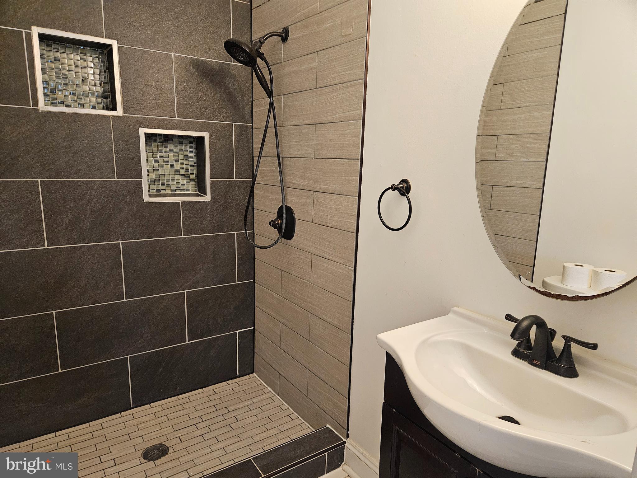 2082 Jasmine Road Baltimore, MD 21222 - Photo 16 of 29 Upper-level full bathroom