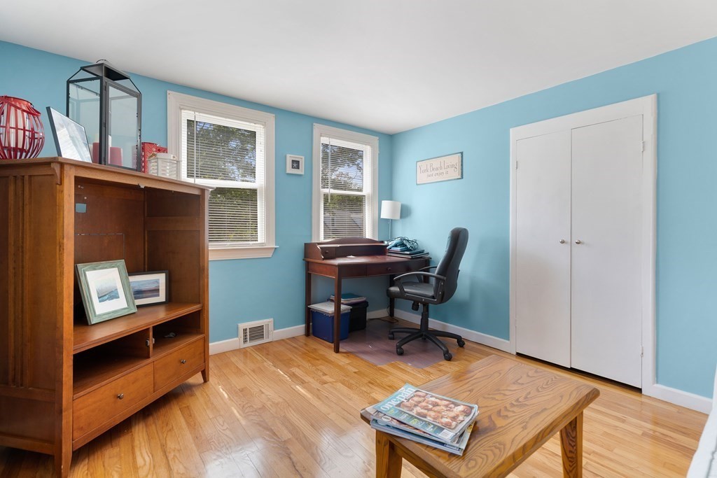 21 Columbine Road Norwood, MA 02062 - Photo 17 of 39 Gallery Image 17