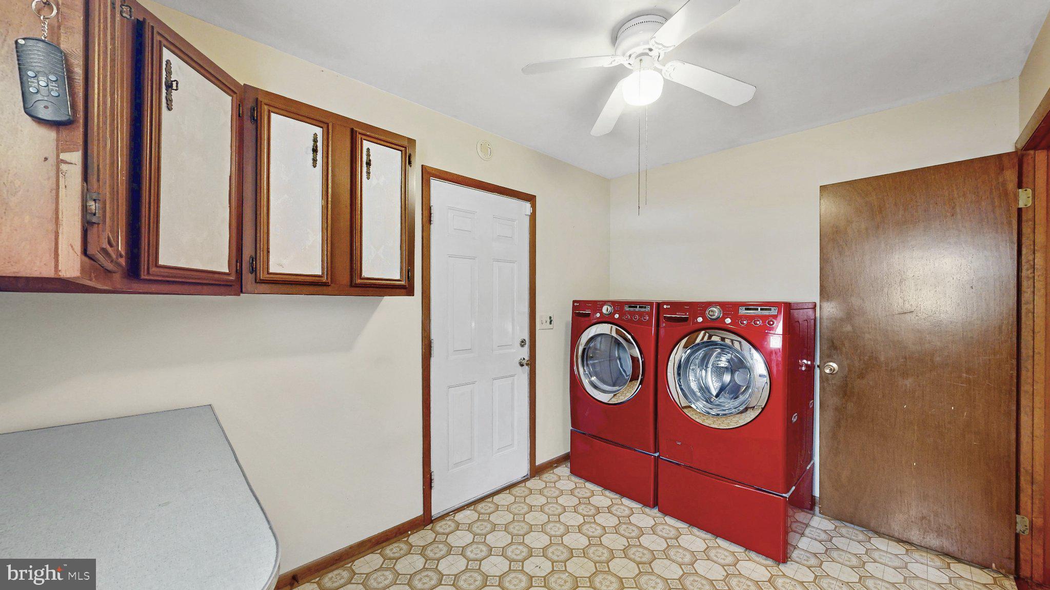 163 Pratts Branch Road Felton, DE 19943 - Photo 24 of 55 Bright laundry room with bold appliances.