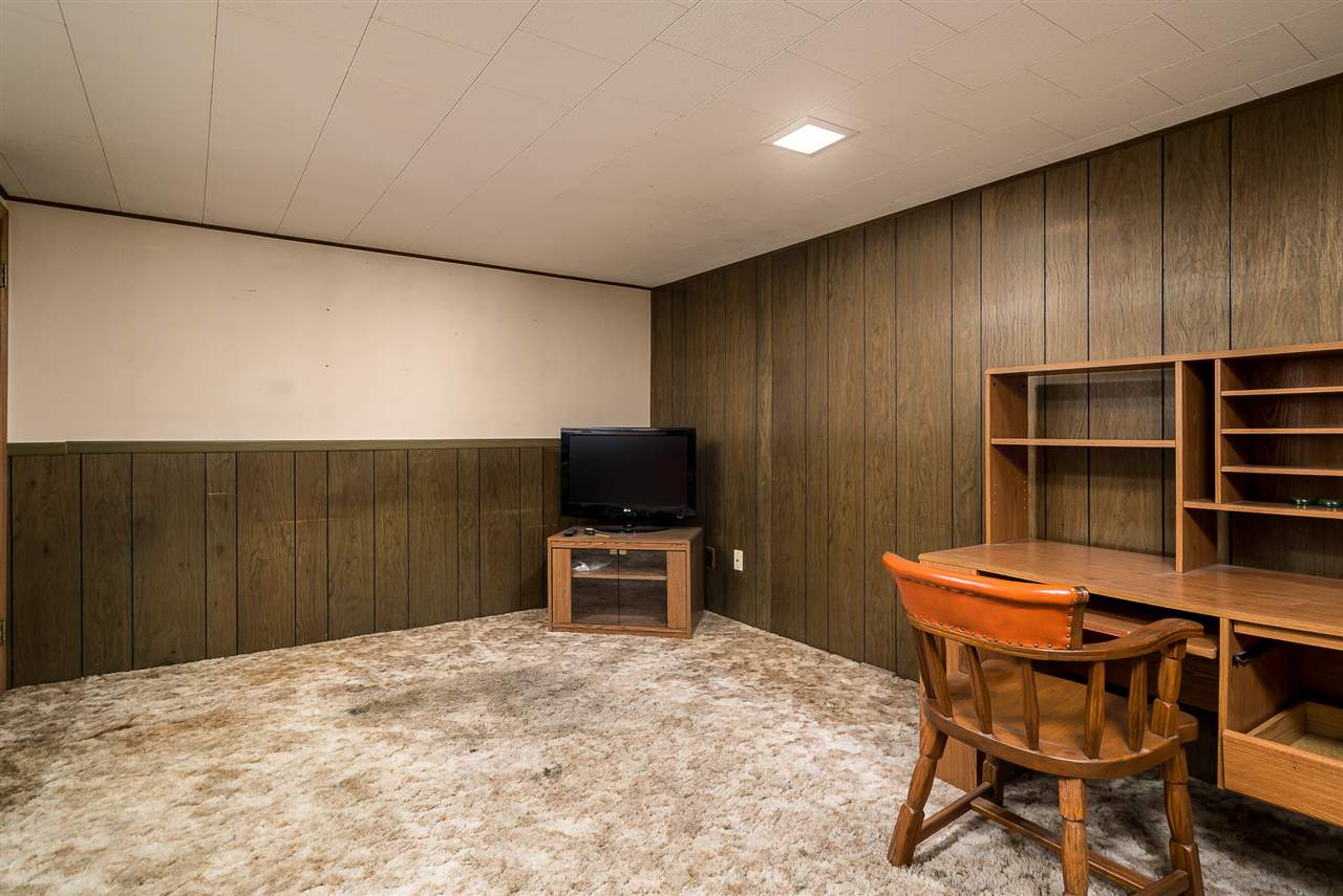 1104 Brookfield Road Rockford, IL 61107 - Photo 16 of 22 a workspace with furniture