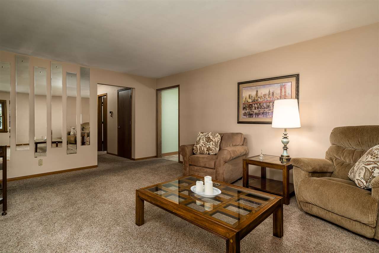 1104 Brookfield Road Rockford, IL 61107 - Photo 4 of 22 a living room with furniture
