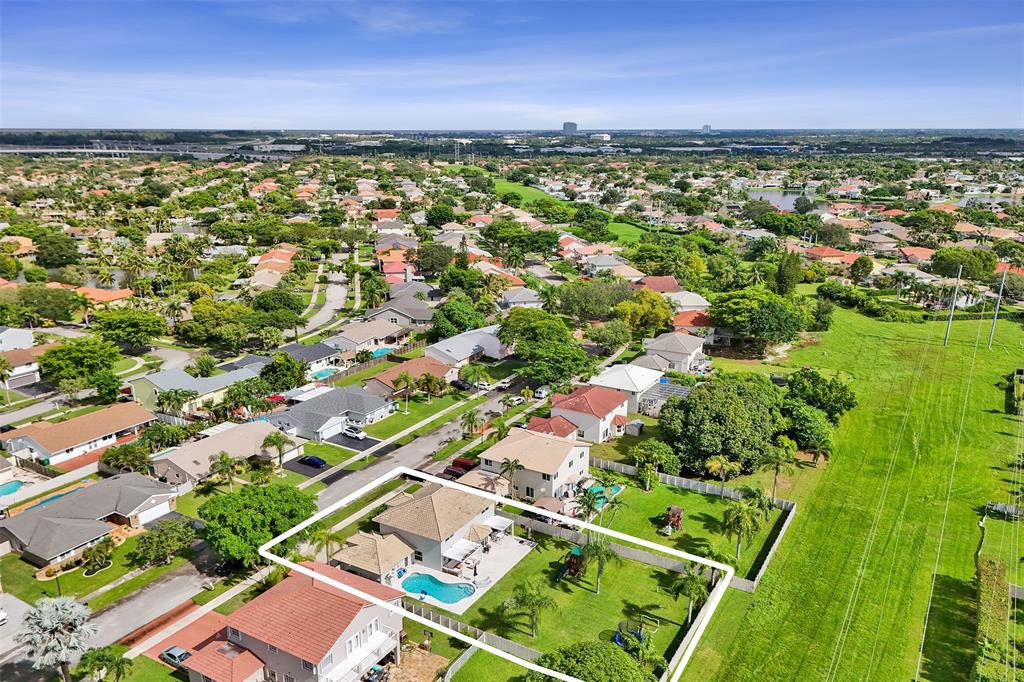 930 Greenbriar Avenue Davie, FL 33325 - Photo 28 of 28 an aerial view of residential houses with outdoor space and trees