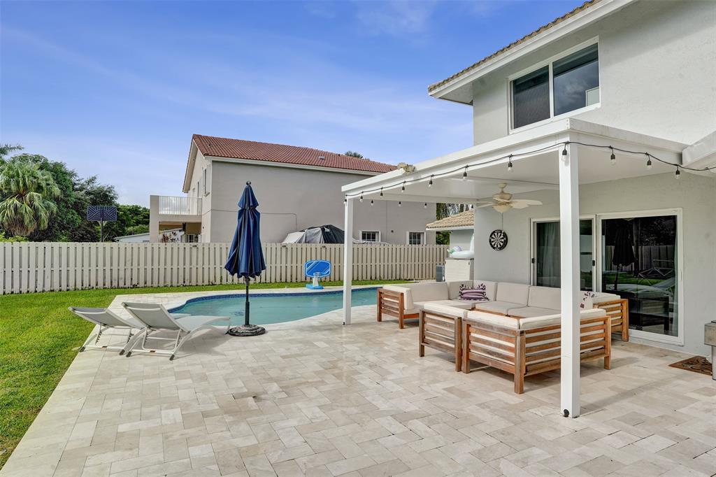 930 Greenbriar Avenue Davie, FL 33325 - Photo 6 of 28 a view of a patio with a table and chairs