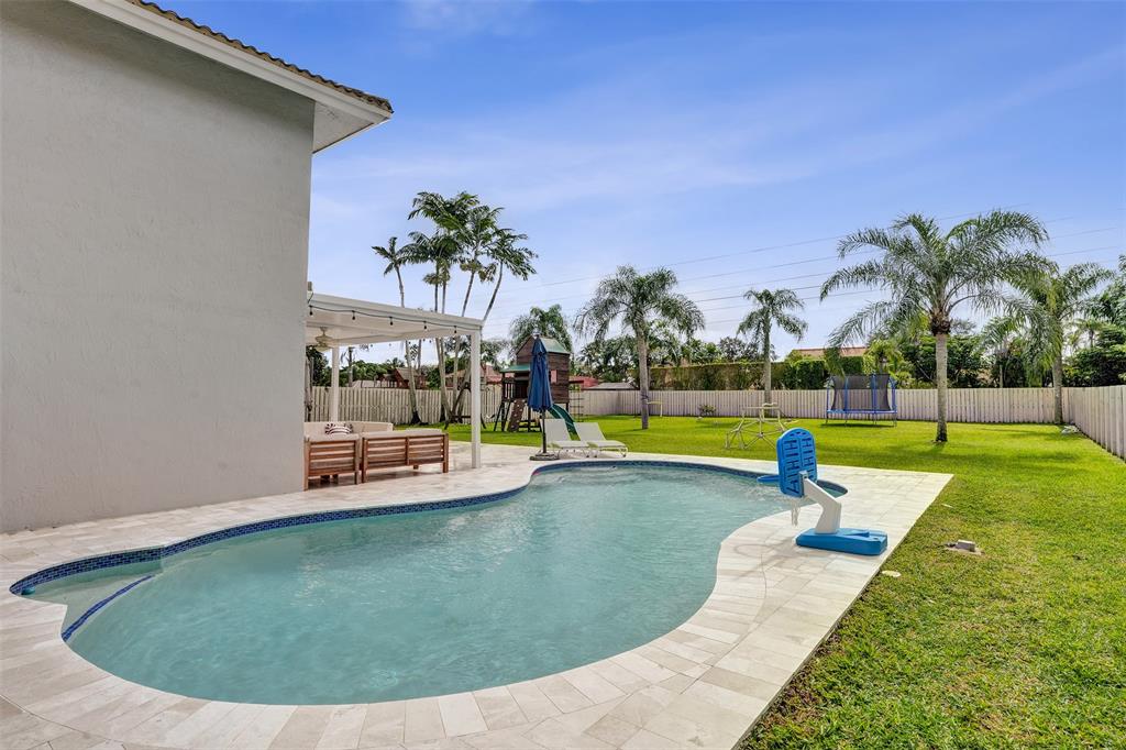 930 Greenbriar Avenue Davie, FL 33325 - Photo 7 of 28 a view of a swimming pool with an outdoor space