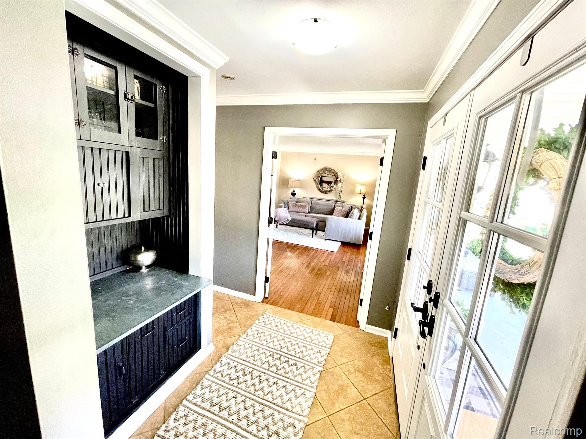 2725 Broadmoor Drive Rochester, MI 48309 - Photo 6 of 60 Entry with beautiful built-in