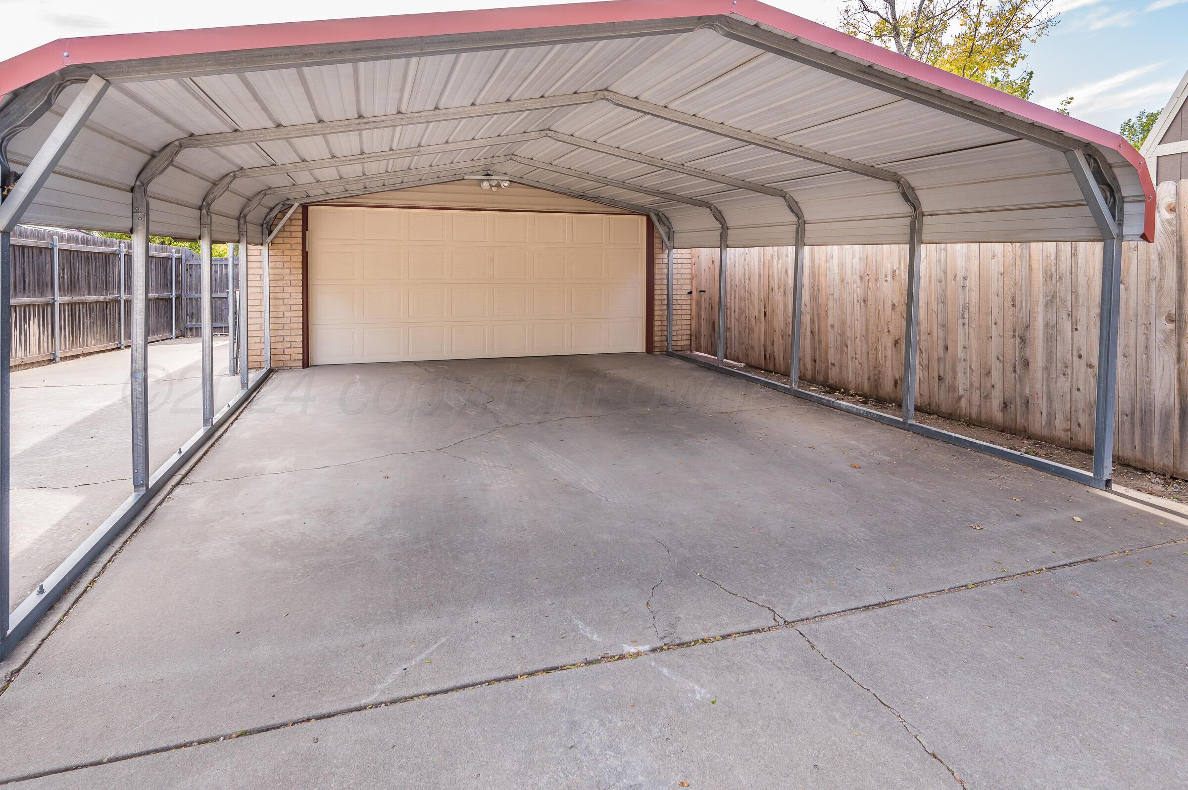 7212 Dukes Place Amarillo, TX 79109 - Photo 20 of 21 a view of a garage
