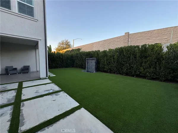 a view of a backyard with pathway