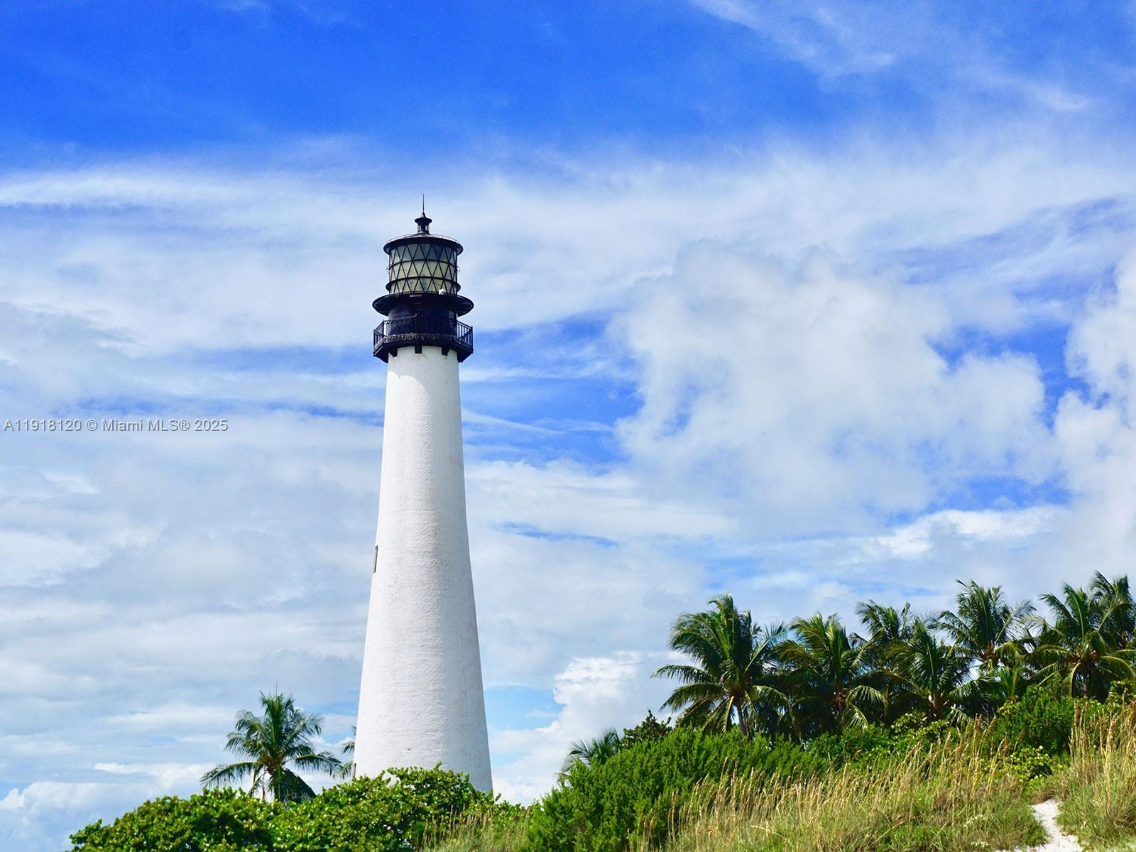 77 Crandon Boulevard, Unit 10A Key Biscayne, FL 33149 - Photo 13 of 15 a vase with flowers on it