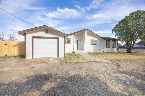 $269,000 | 523 A Rossville Road, Devine, TX 78016