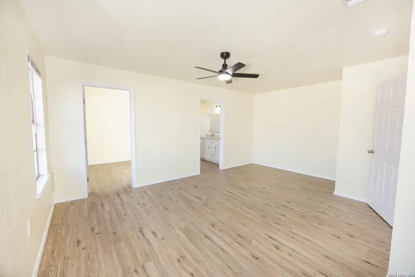 $269,000 | 523 A Rossville Road, Devine, TX 78016