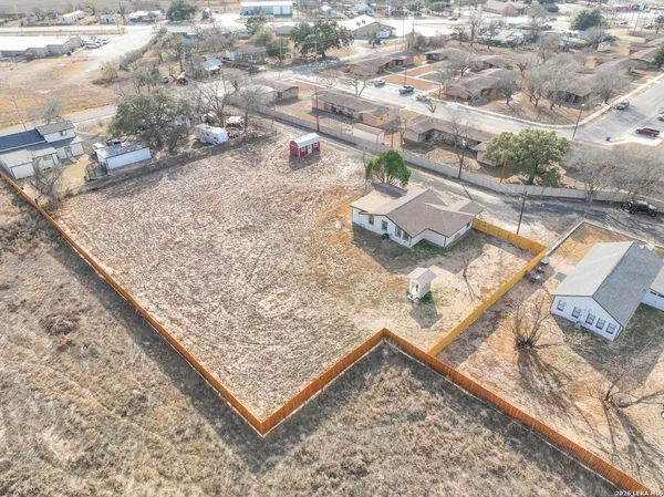 $269,000 | 523 A Rossville Road, Devine, TX 78016