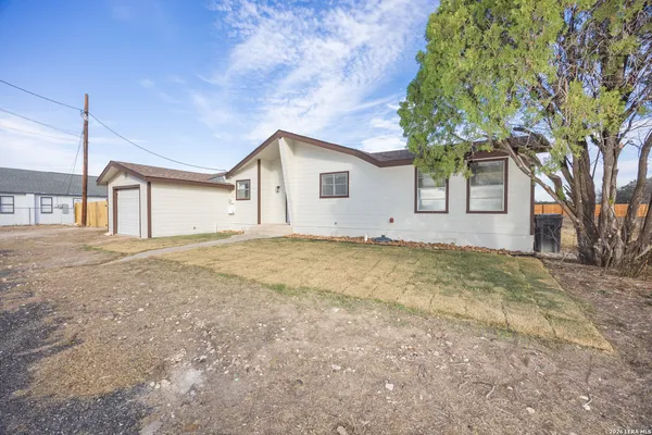 $269,000 | 523 A Rossville Road, Devine, TX 78016