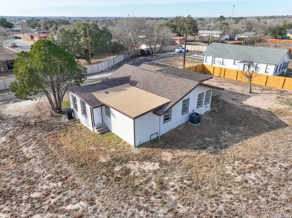 $269,000 | 523 A Rossville Road, Devine, TX 78016