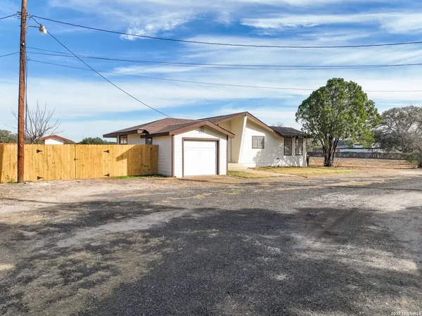$269,000 | 523 A Rossville Road, Devine, TX 78016