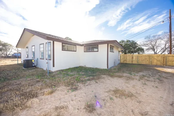 $269,000 | 523 A Rossville Road, Devine, TX 78016