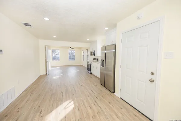 $269,000 | 523 A Rossville Road, Devine, TX 78016